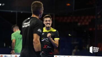 José Rico celebra un punto con Agustín Gutiérrez.