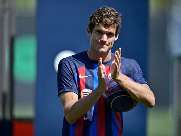 Presentación de Marcos Alonso como nuevo jugador del Fútbol Club Barcelona.