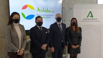 Imbroda, junto a su equipo este miércoles.