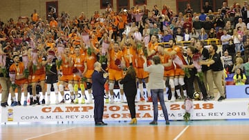 Los jugadores del Club Voleibol Teruel celebran el t&iacute;tulo de campeones de Copa del Rey de Voleibol.