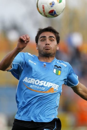 Leonardo Saavedra jugaba en O'Higgins cuando fue convocado por Eduardo Berrizo en 2008. Luego siguió su carrera en Osorno y Antofagasta, pero se retiró de forma prematura del fútbol.