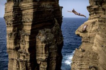 Espectacular salto de la competición Red Bull Cliff Diving World Series en las Azores, Portugal.
