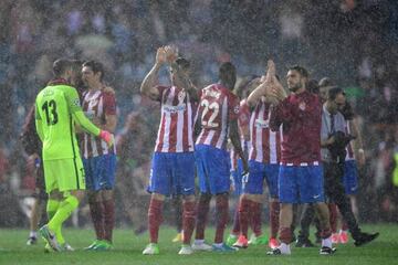 Atlético Madrid players applaud the home fans after last night's semi-final.