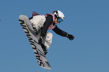 Otra que debuta en unos Juegos es la catalana de 20 años, que participará en las modalidades big air y slopestyle de snowboard. La calificación de la primera tendrá lugar el domingo 8 desde las 19:30, y la final el lunes 9 a la misma hora. En slopestyle la calificación es el lunes 16 desde las 10:30 y la final, el martes 17 desde las 10:30 también.