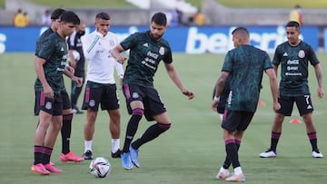  Jugadores de la Selecci&oacute;n Mexicana durante un calentamiento