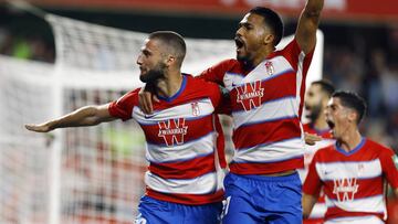 Los jugadores del Granada celebran el gol a Osasuna.