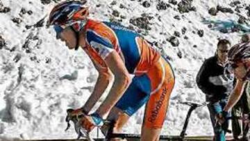 <b>SACRIFICADO. </b>Robert Gesink tira de Cadel Evans en las rampas del Mont Ventoux. Luego sería segundo.