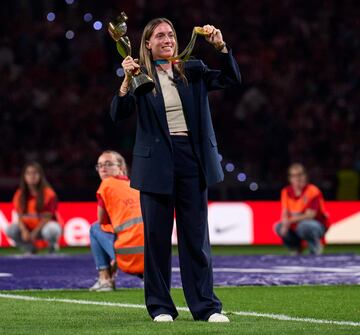 Eva Navarro, jugadora del Atlético de Madrid, es homenajeada por su reciente título de campeona del Mundo en Australia con la selección española antes de comenzar el partido.