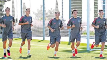 Los jugadores del juvenil A, con Raúl de interino, se ejercitan sobre el verde de Valdebebas de cara al partido ante la Juventus de Turín.