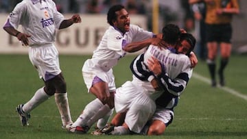 Mijatovic se lanzó a abrazar a Fernando Sanz para celebrar el gol y después todo el equipo se unió el abrazo sobre el césped.