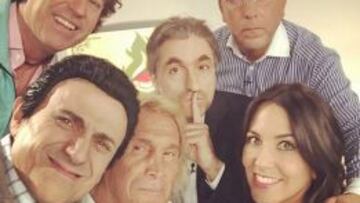 El día de la grabación, Irene Junquera subió esta foto a su Instagram. En ella, de izquierda a derecha, Pipi Estrada, José Mota caracterizado como Roncero, Gatti, Raúl Pérez como Pedrerol, Gallardo e Irene.