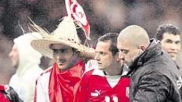 <b>HÉROE. </b>El brasileño nacionalizado Dos Santos es uno de los jugadores más queridos en Túnez.