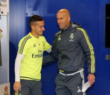 Lucas Vázquez con una cara de felicidad al saludar a Zidane en el vestidor. 