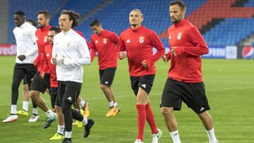 Raúl Jiménez y el Benfica se meten al campo del Basel