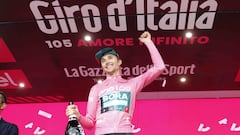 Jai Hindley, con el maglia rosa en el podio de la Marmolada.
 