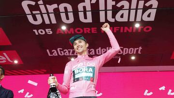 Jai Hindley, con el maglia rosa en el podio de la Marmolada.