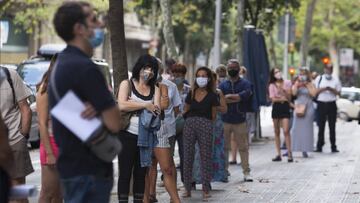 Cola de personas esperando hacerse las pruebas PCR.