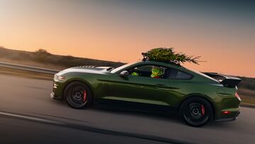 Este Mustang GT500 de Hennessey con un Árbol de Navidad supera los 300 km por hora