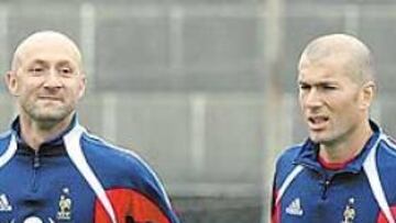 <b>GRANDES AMIGOS</b>. Barthez y Zidane podrían abandonar la selección francesa de la mano.