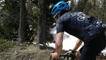 Luis Enrique rueda en bicicleta durante un entrenamiento.