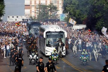 Cientos de seguidores se concentraron para recibir el autobús del Real Madrid antes del partido contra el Manchester City.