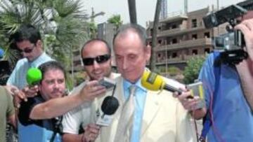 <b>CENTRO DE ATENCIÓN. </b>Manuel Ruiz de Lopera, rodeado de cámaras como siempre, ayer a su llegada a la concentración en Montecastillo.