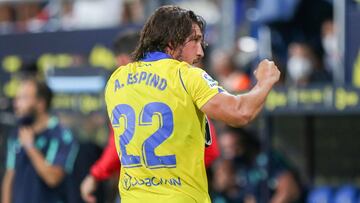 Espino, del C&aacute;diz, celebra su tanto ante el Levante.