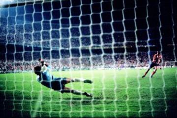 05-07-1975. Miguel ?ngel fue el h¨¦roe de la final de la Copa de Espa?a deteniendo los lanzamientos de Irureta (en la imagen) y Salcedo.