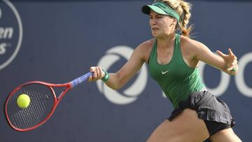 Eugenie Bouchard devuelve una bola ante Elise Mertens durante un partido en la Rogers Cup 2018.