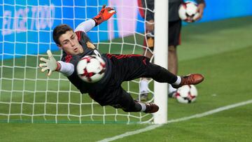Kepa, entrenándose con la Selección.