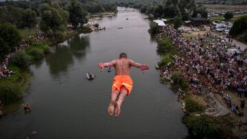 Saltos desde un puente de 22 m de altura en Kosovo