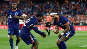 Soccer Football - International Friendly - Netherlands v Canada - Feyenoord Stadium, Rotterdam, Netherlands - June 6, 2024 Netherlands' Memphis Depay celebrates scoring their first goal with Jeremie Frimpong REUTERS/Piroschka Van De Wouw