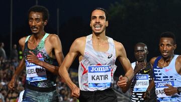 Spain's Mohamed Katir (C) competes on his way to win, ahead of Ethiopia's Yomif Kejelcha (L) the Men's 5000m event of the Wanda Diamond League 2023 Golden Gala on June 2, 2023 at the Ridolfi stadium in Florence, Tuscany. (Photo by Filippo MONTEFORTE / AFP)