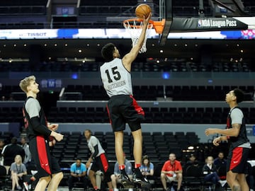 Chandler Hutchinson y Cameron Payne entrenan sus viajes al aro. 