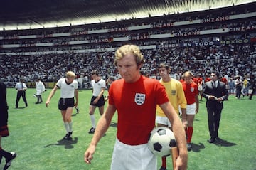 El gran capitán del mundial de Inglaterra 66 en el que logró coronarse. Es uno de los futbolistas con más partidos jugados en la selección inglesa (108 partidos). 