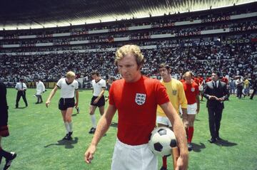 El gran capitán del mundial de Inglaterra 66 en el que logró coronarse. Es uno de los futbolistas con más partidos jugados en la selección inglesa (108 partidos).