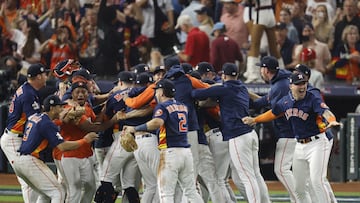 Houston (United States), 05/11/2022.- Houston Astros players celebrate after defeating the Philadelphia Phillies in game six to win the World Series at Minute Maid Park in Houston, Texas, USA, 05 November 2022. (Estados Unidos, Filadelfia) EFE/EPA/ERIK S. LESSER
