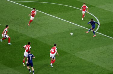 0-1. Avanza Ousmane Dembélé y se apoya en la banda derecha con Khvicha Kvaratskhelia. El georgiano se enfrenta a dos rivales en el área de los gunners, da un pase atrás en donde llega el mosquito, que la pega con la izquierda y de primeras, para mandar el balón ajustado al palo izquierdo de David Raya y anotar el primer tanto para los parisinos.