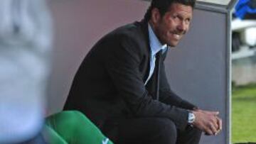 El entrenador argentino del Atlético de Madrid, Diego Simeone, durante el partido correspondiente a la trigésimo segunda jornada de Liga que disputan hoy en el estadio Sánchez Pizjuán de Sevilla.