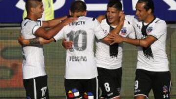 Felipe Flores celebra el gol de Esteba Pavez, el tercero de Colo Colo.