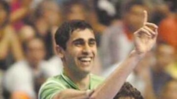 <b>ÚNICO. </b>Daniel es felicitado por Gabriel tras uno de sus goles.