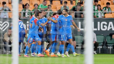 Los jugadores del Atlético celebran el gol de Giuliano.