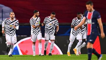 Manchester United&#039;s Portuguese midfielder Bruno Fernandes (2L) celebrates with Manchester United&#039;s French forward Anthony Martial (C)  after scoring a penalty kick during the UEFA Europa League Group H first-leg football match between Paris Sain