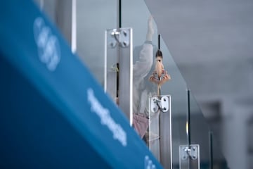 Una pequeña observa la competición de curling. 