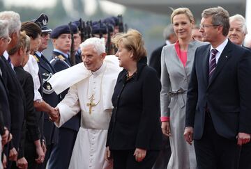 Benedicto XVI  junto a Christian Wulff (político alemán, miembro de la Unión Demócrata Cristiana de Alemania), Bettina Wulff y Ángela Merkel.