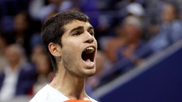 Carlos Alcaraz celebra un punto frente a Jannik Sinner en los cuartos de final del US Open 2022.