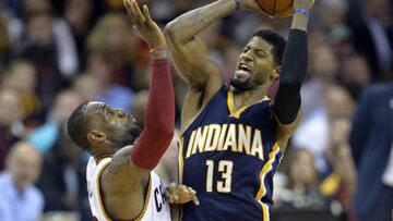 Paul George trata de pasar ante la defensa de LeBron James durante la primera ronda de los Playoffs 2017.