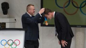 Michael Rogers recibe la medalla de bronce de la prueba contrarreloj de los Juegos Ol&iacute;mpicos de Atenas 2004 de manos de John Coates, vicepresidente del COI