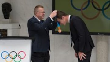 Michael Rogers recibe la medalla de bronce de la prueba contrarreloj de los Juegos Ol&iacute;mpicos de Atenas 2004 de manos de John Coates, vicepresidente del COI