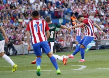 Carrasco marca el 1-0.